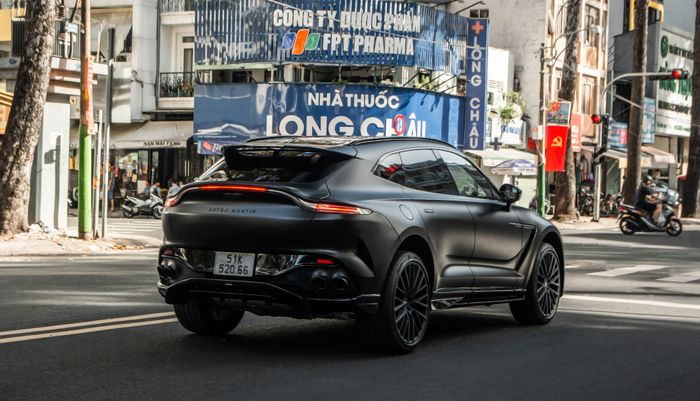 Lần đầu tiên ông Đặng Lê Nguyên Vũ xuống phố cùng chiếc SUV mạnh nhất tại Việt Nam sau 3 tháng chỉ đi 99 km,  - Ảnh 5.