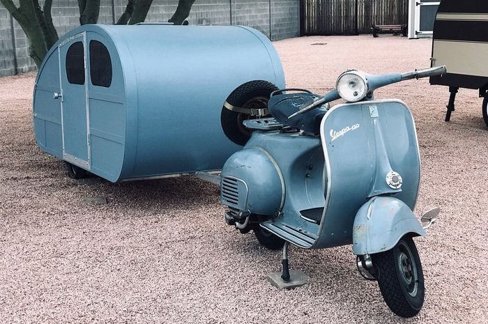 Biến đổi xe Vespa để kéo theo 'nhà' làm từ... chất liệu nhẹ nhàng - Ảnh 2.