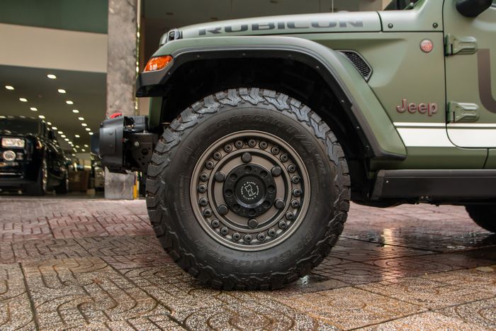 Tậu thêm chiếc Jeep mới với màu sắc khác, ông Đặng Lê Nguyên Vũ nói siêu xe chỉ để đi cho vui thôi.