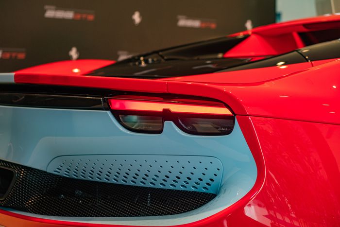 Thông tin bí mật về siêu xe Ferrari 296 GTS mới ra mắt tại Việt Nam: Khách hàng quan tâm cần phải đặt cọc trước số tiền 2,5 tỷ đồng, và chi phí cho dải sơn trang trí có giá hơn 1 tỷ đồng - Hình 13.