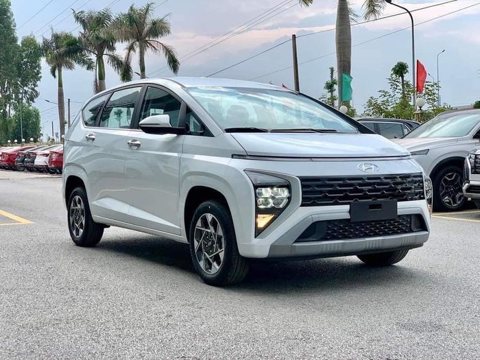 Hyundai Stargazer đang giảm giá mạnh tại các đại lý: Bản tiêu chuẩn chỉ từ 550 triệu đồng, rẻ hơn Xpander - Hình 2.