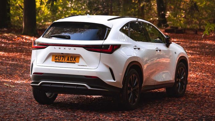 Lexus RX: Radiant Crossover - Lexus kỳ vọng RX sẽ dẫn họ tới vinh quang chói lọi trong tương lai.
