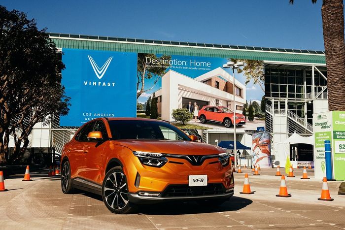 VinFast hợp tác với một công ty viễn thông có quy mô 180 tỷ USD, đưa internet vào xe điện ở Bắc Mỹ và Châu Âu - Ảnh 1.