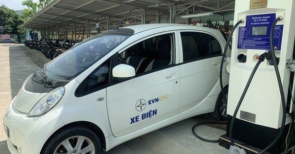 Trước sự xuất hiện của VinFast, EVN đã lâu đã tự sản xuất và lắp đặt trạm sạc nhanh cho ô tô điện, và vừa được vinh danh với giải thưởng Make in Viet Nam - Ảnh 1.