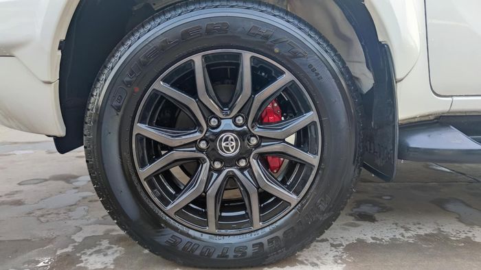 Đại lý giới thiệu Toyota Hilux GR Sport phiên bản độc nhất tại Việt Nam: Giá 1,1 tỷ đồng, không thua kém Ranger Raptor - Ảnh 4.