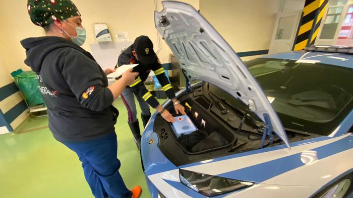 Cảnh sát Italy sử dụng Lamborghini Huracan vận chuyển 'món quà Giáng sinh đẹp đẽ nhất' - Hình 2.
