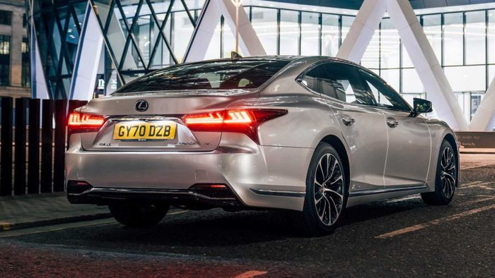 Lexus IS: Intelligent Sports - Một cách đặt tên độc đáo nhấn mạnh tính thể thao và thông minh của dòng xe này.