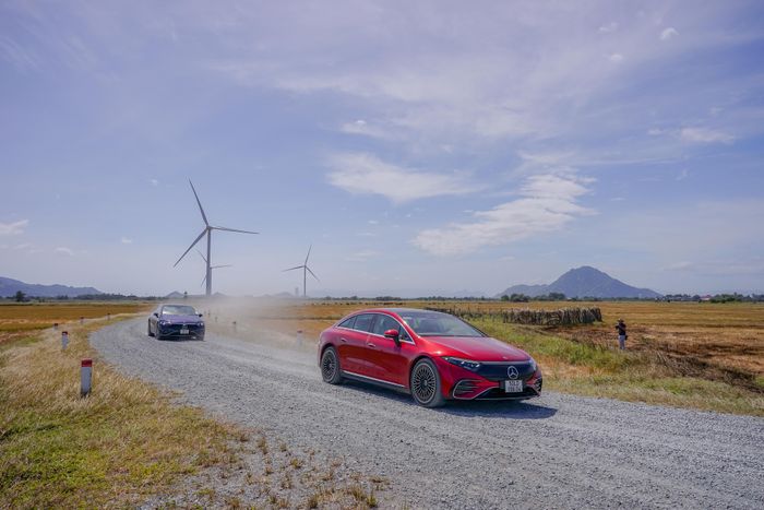 Đánh giá nhanh Mercedes-Benz EQS: Ghế sau chưa đạt tiêu chuẩn, nhưng trải nghiệm lái rất ấn tượng - Hình 3.
