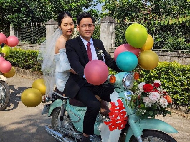 Đám cưới rước dâu bằng hàng chục xe Cub tại Hà Tĩnh 'gây bão' - Ảnh 2.