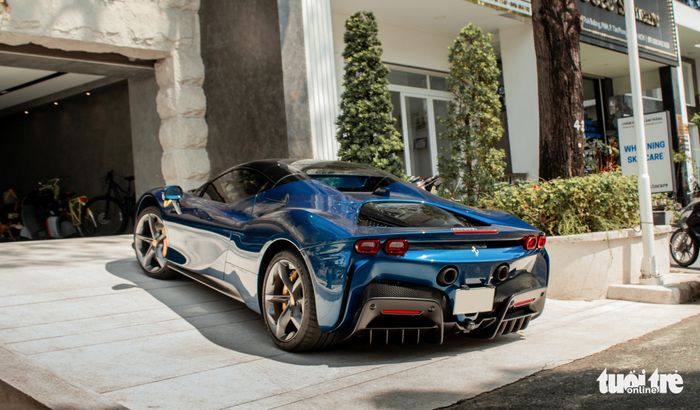 Nguyễn Quốc Cường điều khiển chiếc Ferrari SF90 Spider có giá trên 40 tỷ đồng để đăng ký biển số - Hình 6.
