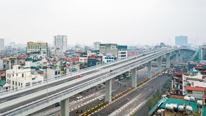 Sau khi hoàn thành, Vành đai 2 được trang bị bảng điện tử tương tự như ở các nước phát triển, nhưng di chuyển qua nút giao cuối vẫn mất gần 1 phút chỉ để đi 100 mét.