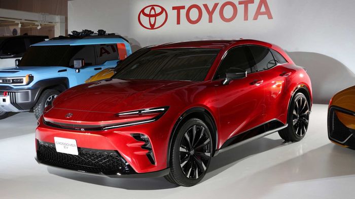 Chủ tịch Toyota: Không nên vội vàng đầu tư toàn bộ vào ô tô điện - Ảnh 2.