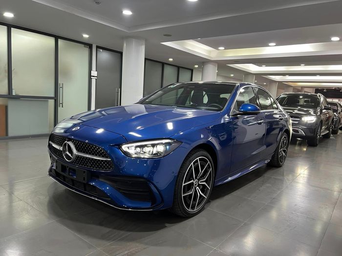 Mercedes-Benz C 300 AMG bán 'rẻ' hơn gần 500 triệu đồng dù mới chỉ di chuyển 20 km.