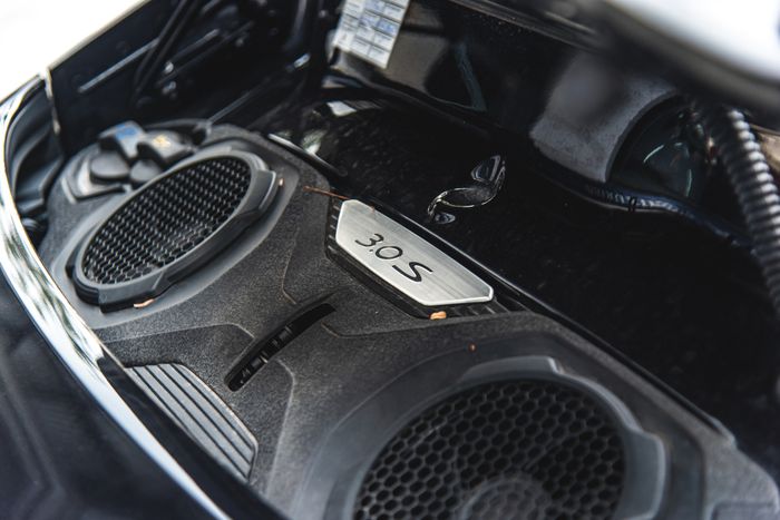 Porsche 911 Carrera S 'hàng lướt' chào bán 9,5 tỷ đồng: Chủ cũ chịu lỗ tới 2 tỷ, bằng tiền option đặt hàng - Ảnh 16.