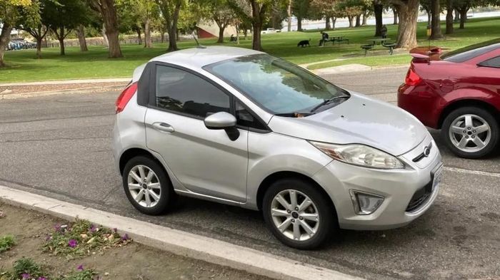 Ford Fiesta ngắn và độc đáo nhất thế giới: Xe thật nhưng trông như được chỉnh sửa bằng Photoshop - Ảnh 1.