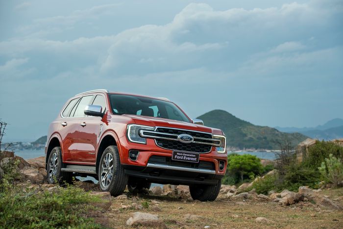 Ford Everest 'vua doanh số' nâng cấp trang bị ở Việt Nam: Bản tầm trung giá 1,286 tỷ đồng - Hình 1.