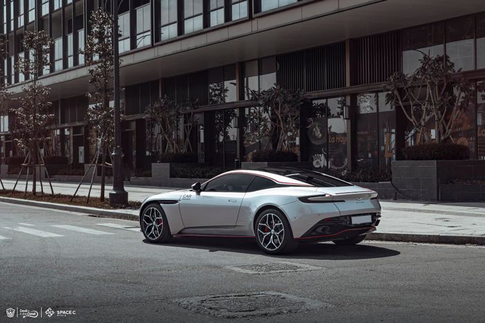 4 năm với chỉ 9.000 km, Aston Martin DB11 V8 màu Lightning Silver đã mất giá gần 3 tỷ đồng - Ảnh 6.