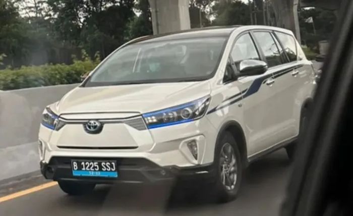 Ảnh Toyota Innova điện chạy thử trên đường - Hình 1.