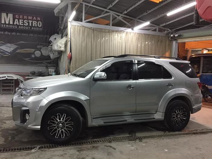 Độ xe Toyota Fortuner cũ sang phong cách Lexus nhưng trông có vẻ... khác lạ - Ảnh 4.