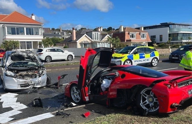 Ferrari Enzo gặp tai nạn khi đang được giao tới chủ nhân mới - Ảnh 1.