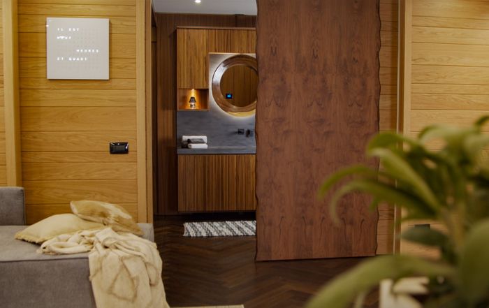 'Biệt thự di động' trị giá hàng triệu USD: Được trang bị hầm rượu, mất 6.000 giờ công mới hoàn thành - Hình 8.