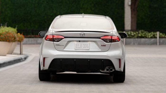 Xe Toyota Corolla, dòng xe bán chạy nhất trên thế giới, đã trải qua một sự nâng cấp nhẹ và giảm giá cho phiên bản hybrid - Ảnh 13.