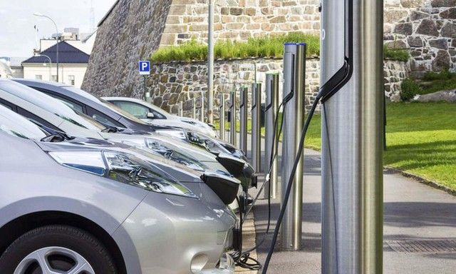Cuộc đua phát triển ô tô điện và những thách thức của hạ tầng trạm sạc - Ảnh 2.