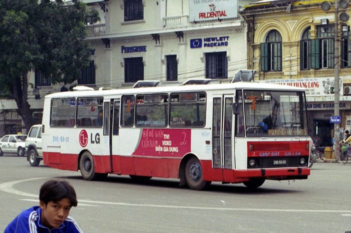 Bộ sưu tập Ảnh: Hà Nội xưa và các dòng xe buýt KAROSA những năm 1990 - Ảnh 3.