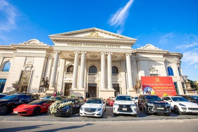 Bộ sưu tập siêu xe triệu đô lớn nhất từ trước đến nay khiến mọi người trầm trồ khi dạo phố - Hình ảnh 1.