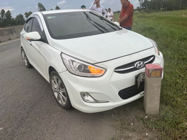 Khi thấy xe gặp nạn trên cao tốc, chàng trai ở lại đến khuya với một hành động lạ - Hình ảnh 2.