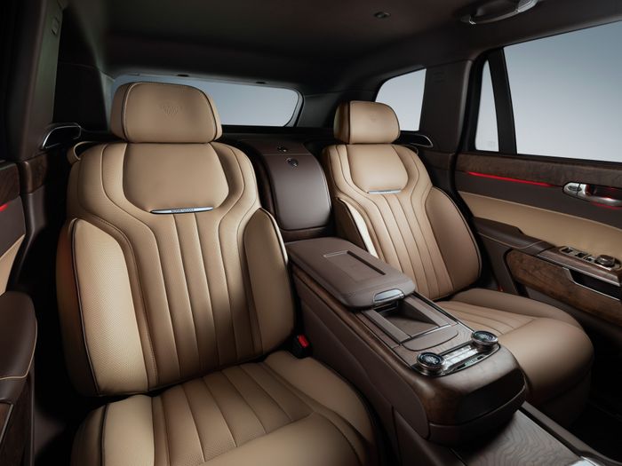 Hãng sản xuất ô tô quốc dân Nga giới thiệu mẫu SUV cạnh tranh với Rolls-Royce Cullinan, giá đắt gấp một lần rưỡi - Ảnh 14.