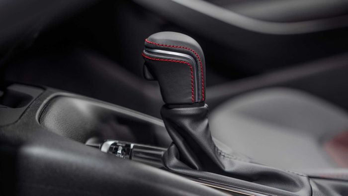 Xe Toyota Corolla, dòng xe bán chạy nhất trên thế giới, đã trải qua một sự nâng cấp nhẹ và giảm giá cho phiên bản hybrid - Ảnh 11.