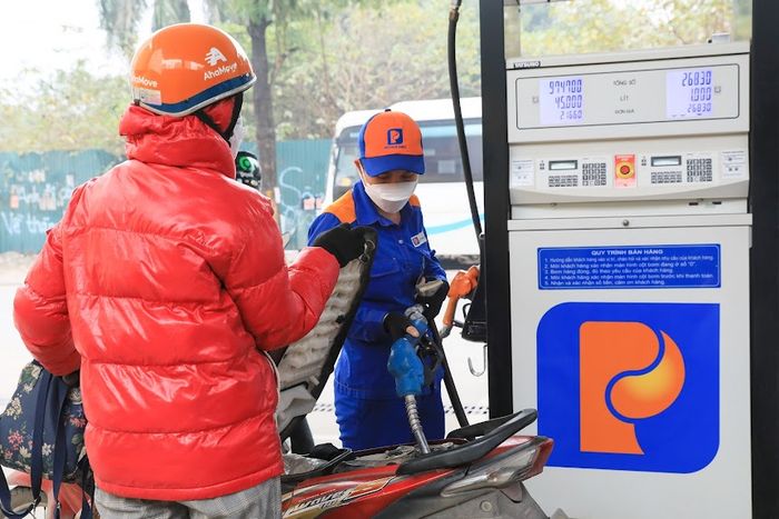 Giá xăng dầu giảm mạnh - Ảnh 1.