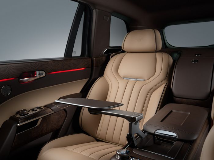 Hãng sản xuất ô tô quốc dân Nga giới thiệu mẫu SUV cạnh tranh với Rolls-Royce Cullinan, có giá bán đắt gấp một lần rưỡi - Ảnh 12.