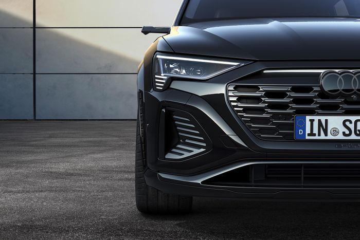 Audi Q8 e-tron chính thức ra mắt: Dòng xe điện cao cấp nhất của Audi - Hình 9.