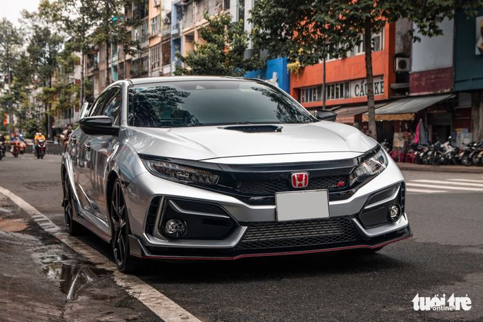 Honda Civic Type R độc nhất tại Việt Nam do ông Đặng Lê Nguyên Vũ sở hữu, có giá khoảng 4 tỉ đồng - Hình 2.