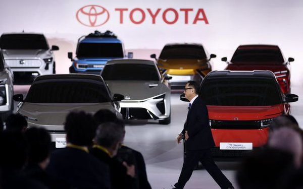 Toyota - Tập đoàn lớn chậm chạp: Vững vàng không lung lay dù toàn cầu đang chuyển sang xe điện, cổ đông vẫn căng thẳng - Ảnh 1.