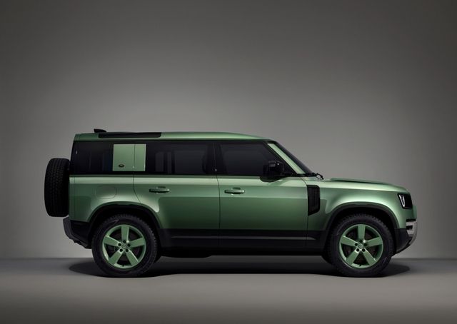 Xem gần hơn chiếc Land Rover Defender 2023 phiên bản kỷ niệm 75 năm - Ảnh 2.