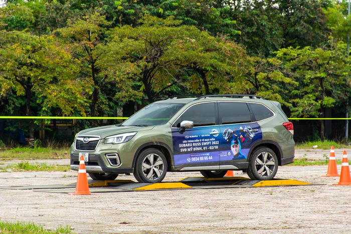 'Đốt' hơn 200 triệu đồng cho lốp, tay đua Anh khuấy động Hà Nội: Ai cũng muốn ngồi trải nghiệm ngồi lên xe