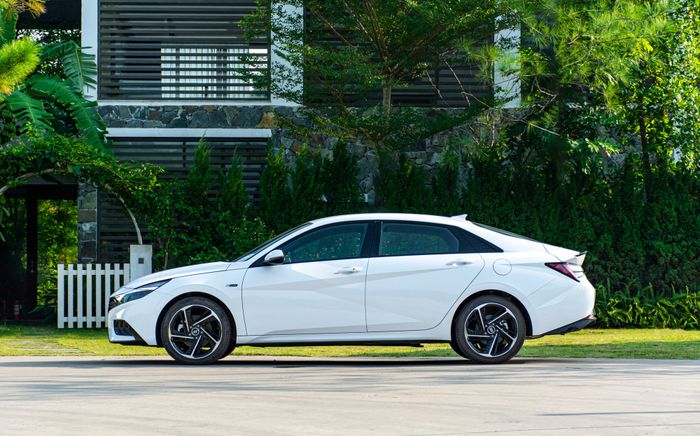 Đánh giá Hyundai Elantra N Line: Xe thể thao có giá 799 triệu, mạnh mẽ và đầy cảm xúc hơn Civic RS, nhưng thiếu công nghệ - Hình 4.