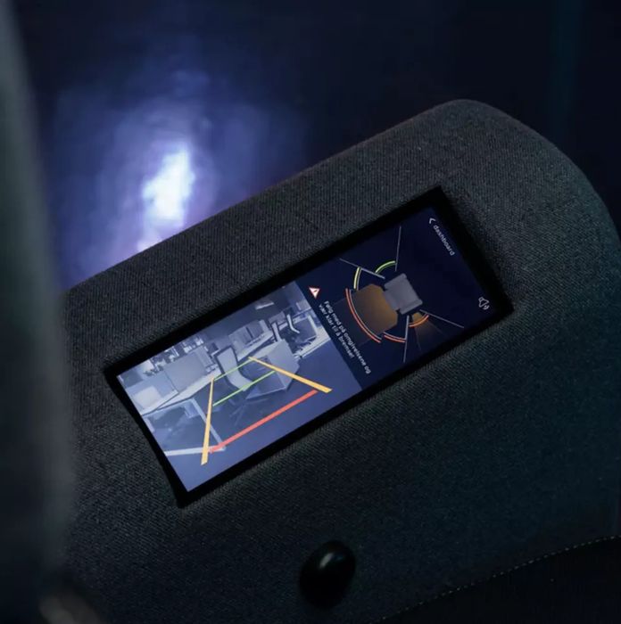 Hãng xe Đức chế tạo ghế văn phòng có động cơ, đèn pha và còi - Ảnh 2.