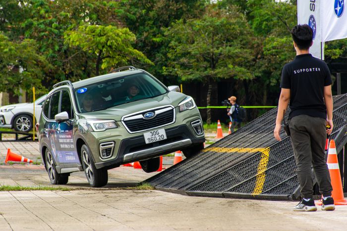 'Đốt' hơn 200 triệu đồng cho lốp, tay đua Anh khuấy động Hà Nội: Ai cũng muốn ngồi trải nghiệm ngồi lên xe