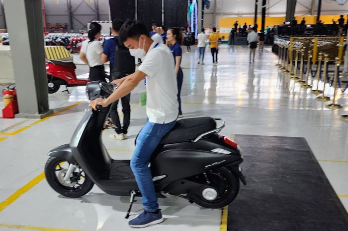 Chủ nhân của VinFast Evo200 đi hơn 200 km để nhận xe và tặng cho con: Món quà đáng giá cho năm học mới - Ảnh 2.