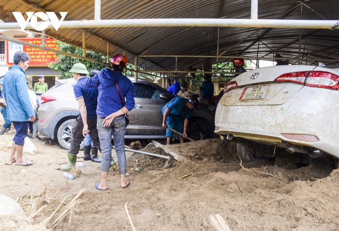 Nhóm thanh niên 'giải cứu' nhiều ô tô, xe máy mắc kẹt sau trận lũ dữ tại Kỳ Sơn - Hình 3.