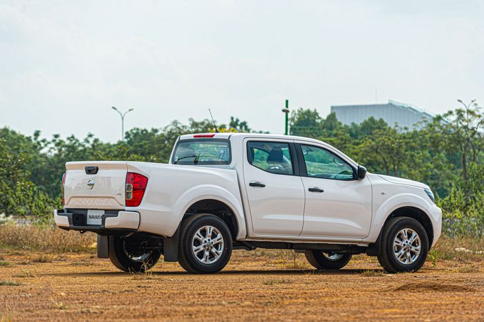 Giới thiệu Nissan Navara bản 'tiết kiệm' tại Việt Nam: Giá 699 triệu đồng, mở ra nhiều sự lựa chọn cho người tiêu dùng - Ảnh 6.