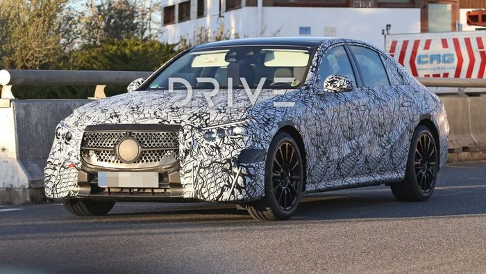 Mercedes-Benz E-Class năm 2023 sẽ là thế hệ cuối cùng sử dụng động cơ đốt trong - Hình ảnh 1.