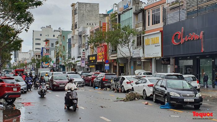 Hình ảnh của những chiếc xe ô tô chết máy nằm la liệt trên các con phố ở Đà Nẵng - Ảnh 1.