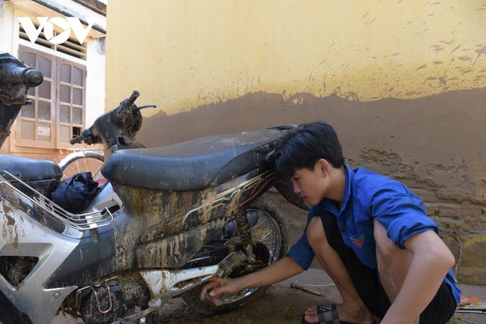 Nhóm thanh niên hỗ trợ 'giải cứu' nhiều xe ô tô, xe máy bị kẹt sau trận lũ dữ tại Kỳ Sơn - Hình 9.