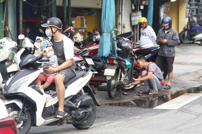 Dòng xe máy bị ngập nước qua đêm, các thợ sửa xe ở Đà Nẵng bận rộn từ buổi sáng - Ảnh 7.