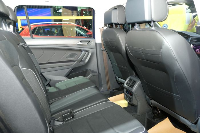VW Tiguan Allspace 2023 có giá 1,999 tỷ đồng tại Việt Nam: Xe SUV 7 chỗ không kém cạnh Mercedes GLC - Ảnh 7.